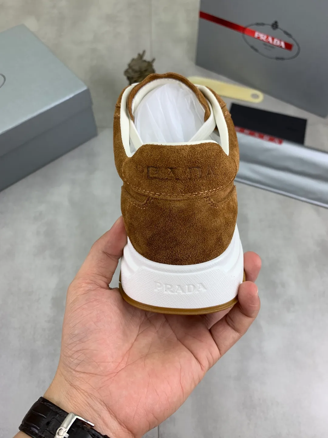 Men's Men's Shoes 💰P560 💰【New Style】 The latest model of high-quality PRADA classic men's shoes has been launched on the official website at a 1:1 replica, synchronized in Hong Kong and on the same catwalk; all made of calfskin➕imported cowhide lining, 🍡🍡original rubber outsole, non-slip and wear-resistant; comfortable on the feet, attractive style, fine workmanship, and simple and neat shoe lasts, highlighting a man's courage and toughness, 👍size 38 to 44 (45 can be customized) black White color🉑️choose